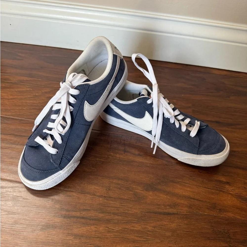 Nike Blazer ‘77 low Navy and White Suede Sneakers-Size 4.5